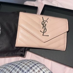 MONOGRAM SMALL ENVELOPE WALLET IN GRAIN DE POUDRE